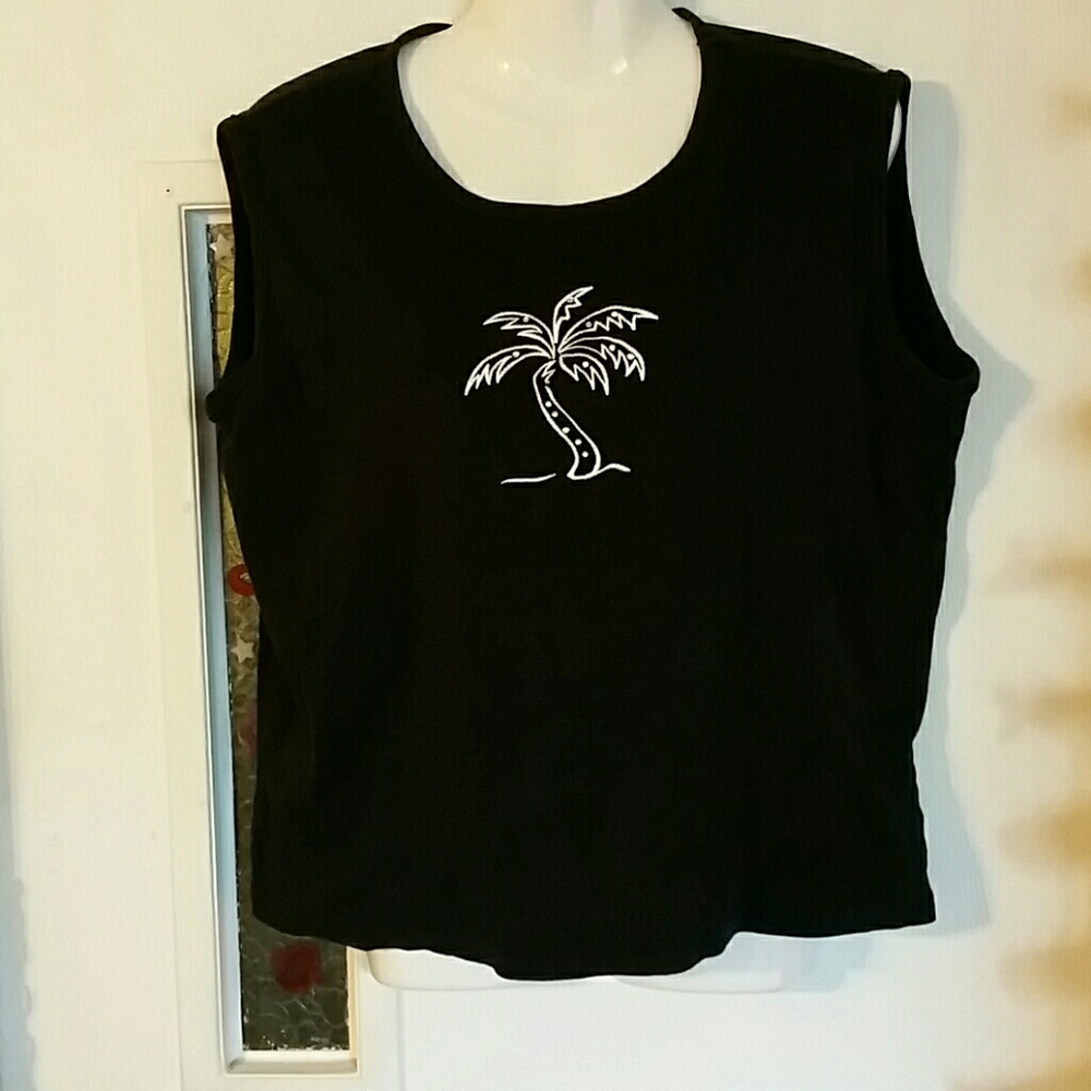 🌴Sleeveless embroidered top